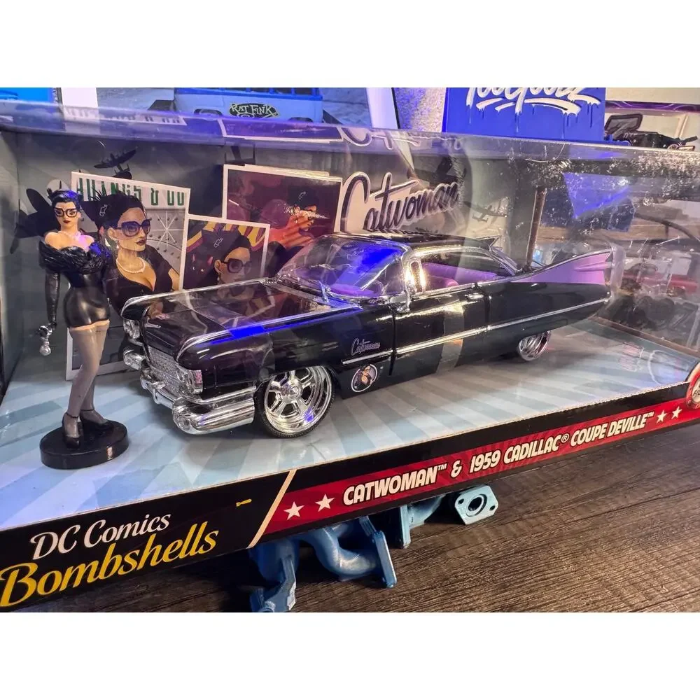 Metals Diecast 1/24 DC Comics Bombshells Catwoman 1959 Cadillac Coupe Deville
